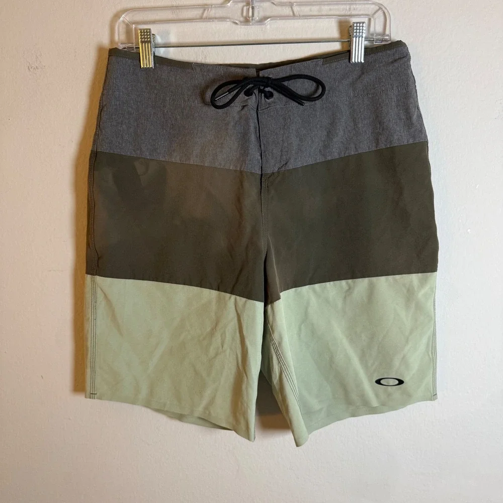 Oakley Mens Performance Fit Colorblock Board Shorts Grey Green Size 30